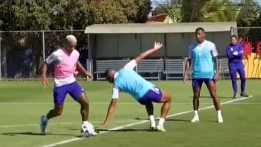 Matheus Pereira deixou Pedrão no chão em treino do Cruzeiro; veja lance