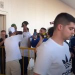 Reforço do Cruzeiro troca boné de mais de mil reais com torcedor; assista