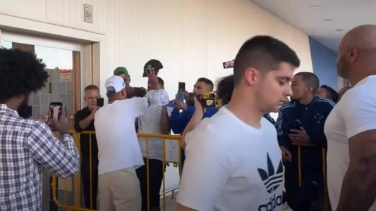 Matheus Pereira deu o boné da Balenciaga a um torcedor do Cruzeiro na chegada a BH