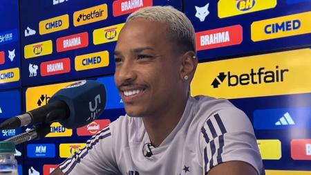 Matheus Pereira durante entrevista coletiva na Toca da Raposa II