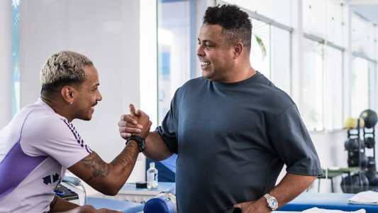 Matheus Pereira e Ronaldo se cumprimentam na Toca da Raposa II, em BH