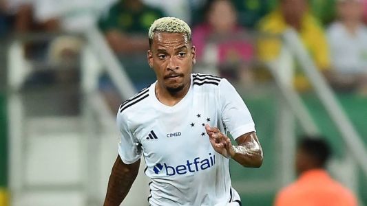 Matheus Pereira em ação contra o Cuiabá, na Arena Pantanal