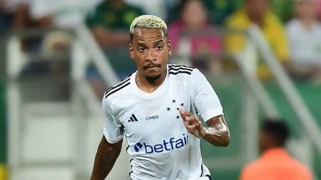 Matheus Pereira em ação contra o Cuiabá, na Arena Pantanal
