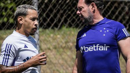 Matheus Pereira em conversa com o médico do Cruzeiro, Sérgio Campolina