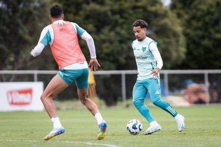 Matheus Pereira em treino na Toca da Raposa II em preparativo para clássico com o Atlético