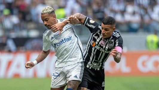 Matheus Pereira (esq), do Cruzeiro, e Guilherme Arana (dir), do Atlético, em clássico nesse domingo (22)