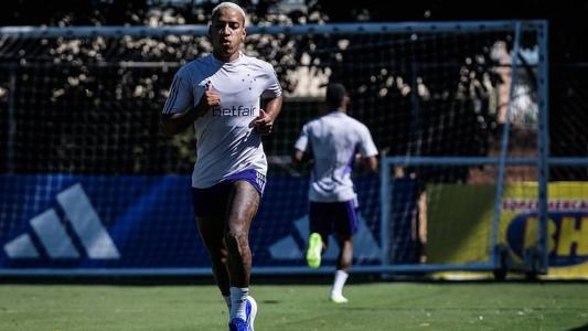 Matheus Pereira fez trabalhos físicos nesta terça (25), na Toca da Raposa II