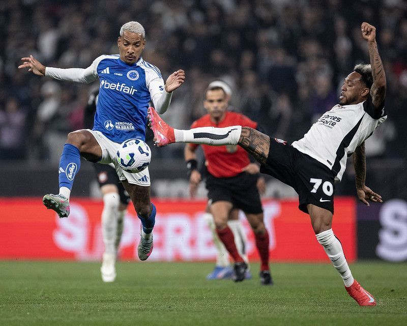 Em jogo acirrado, Cruzeiro empata com Corinthians e mantém liderança do Brasileiro
