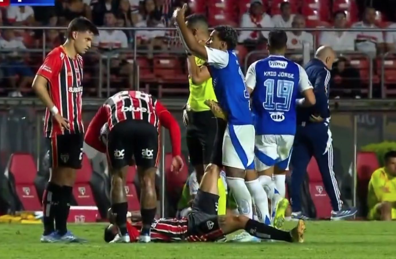 Matheus Pereira 'pede' substituição de Ferreirinha, leva cartão e se surpreende com árbitro