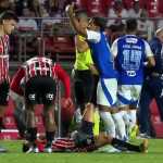 Matheus Pereira 'pede' substituição de Ferreirinha, leva cartão e se surpreende com árbitro