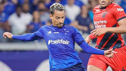 Matheus Pereira, meia-atacante do Cruzeiro, em jogo contra o Athletico-PR