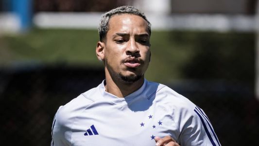 Matheus Pereira, meia-atacante do Cruzeiro, em corrida na Toca da Raposa II, em Belo Horizonte