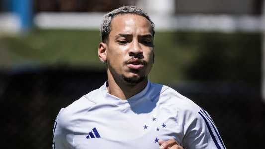 Matheus Pereira, meia-atacante do Cruzeiro, em corrida na Toca da Raposa II, em Belo Horizonte
