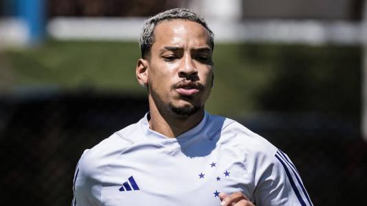 Matheus Pereira, meia-atacante do Cruzeiro, em corrida na Toca da Raposa II, em Belo Horizonte
