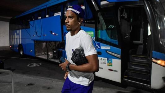 Matheus Pereira na chegada do Cruzeiro ao Nilton Santos neste domingo (3)