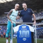 Pedrinho entrega homenagem a Matheus Pereira antes de Cruzeiro x Juventude