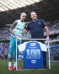 Matheus Pereira recebe camisa especial pelos cem jogos no Cruzeiro
