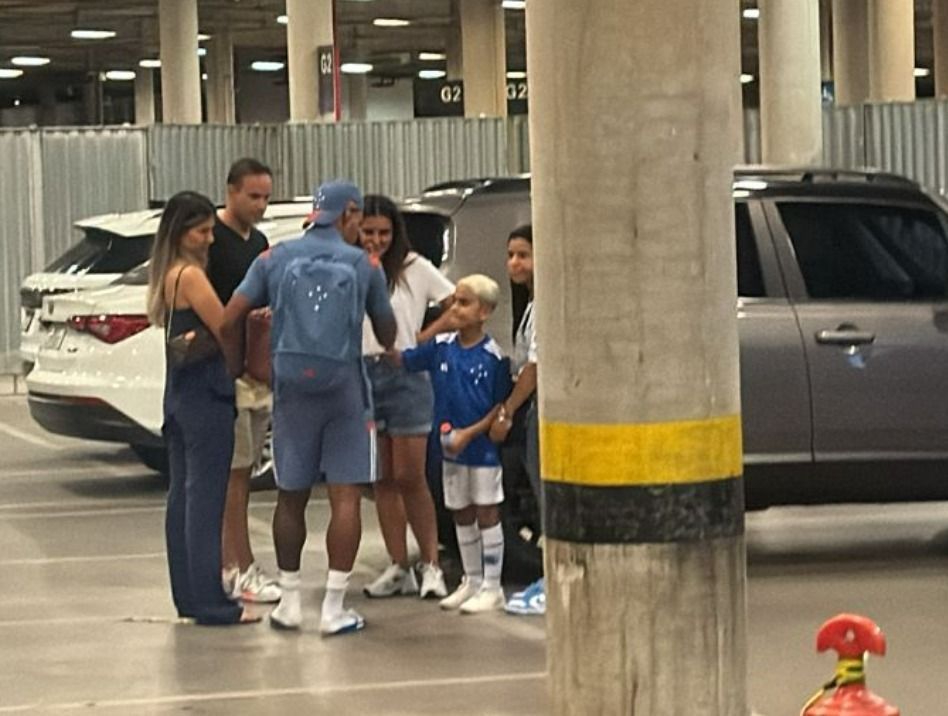 Matheus Pereira, do Cruzeiro, deixa o Mineirão mancando após vitória sobre o Botafogo