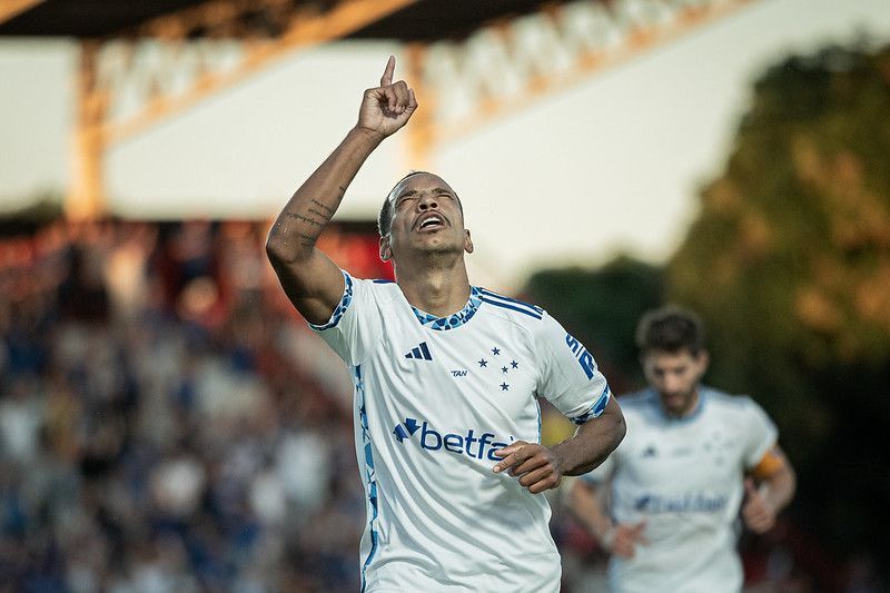 Com brilho de Matheus Pereira, Cruzeiro vence o Atlético-GO no Brasileiro