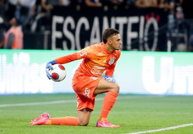 Corinthians mira goleiro experiente no mercado e pode negociar Matheus Donelli