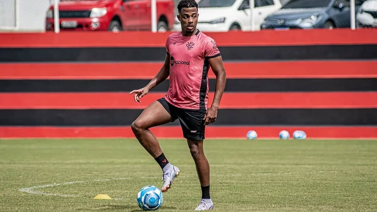 Matheus Trindade deixa jogo machucado e preocupa no Vitória