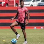 Matheus Trindade deixa jogo machucado e preocupa no Vitória