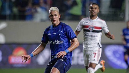 Matheus Vital durante partida do Cruzeiro