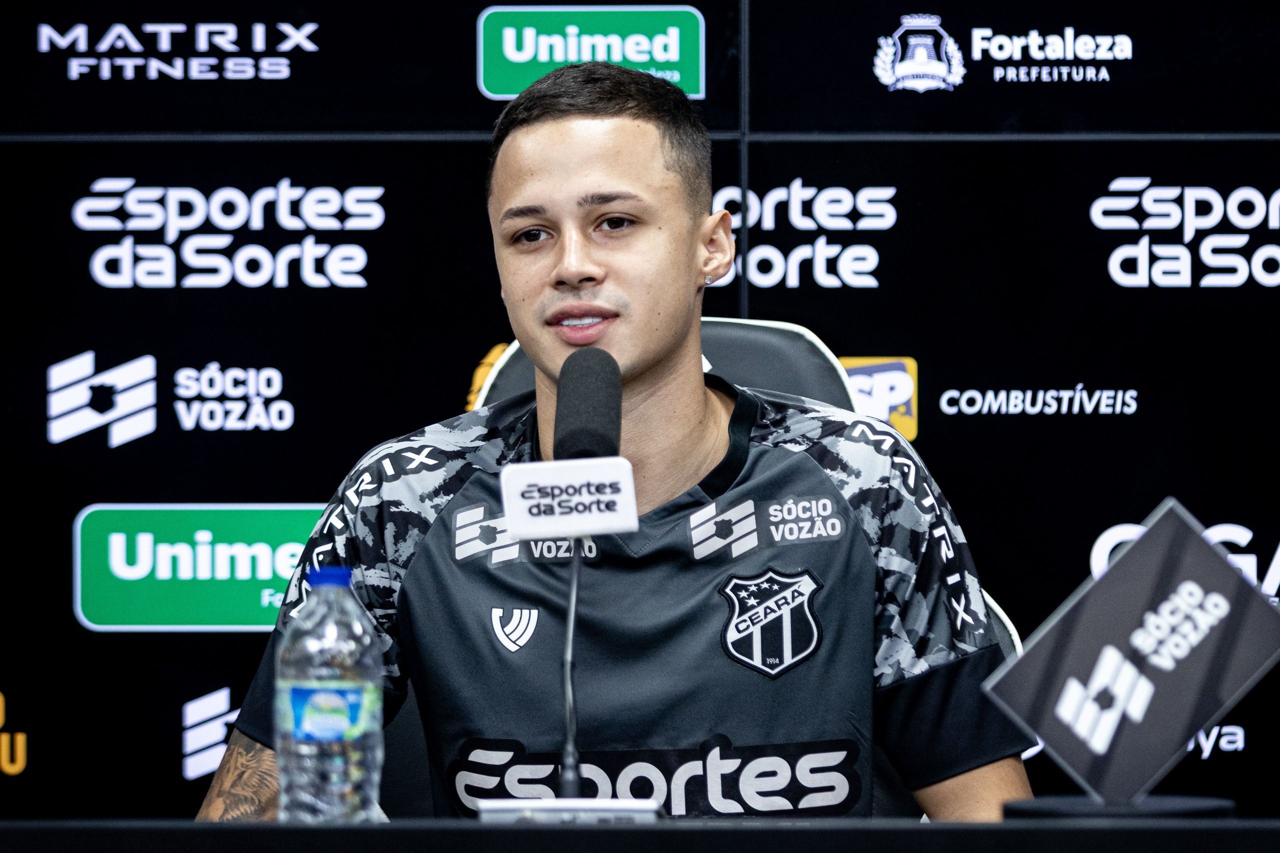 Meia do Ceará projeta duelo contra o Vasco e destaca força na Arena Castelão