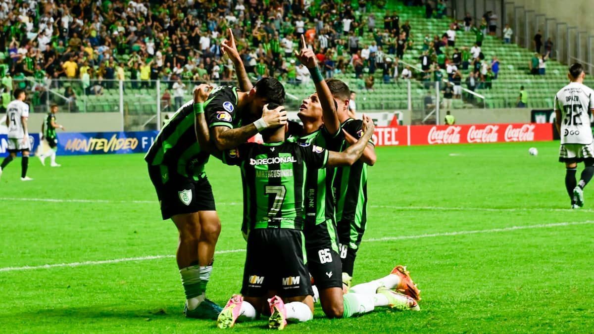 América domina, goleia o Colo-Colo e vai às oitavas de final da Sul-Americana