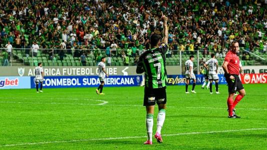 Matheusinho fez dois gols e foi um dos destaques do América na goleada sobre o Colo-Colo