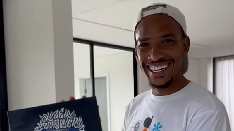 Artista homenageia Matheus Pereira, do Cruzeiro, com quadro exclusivo