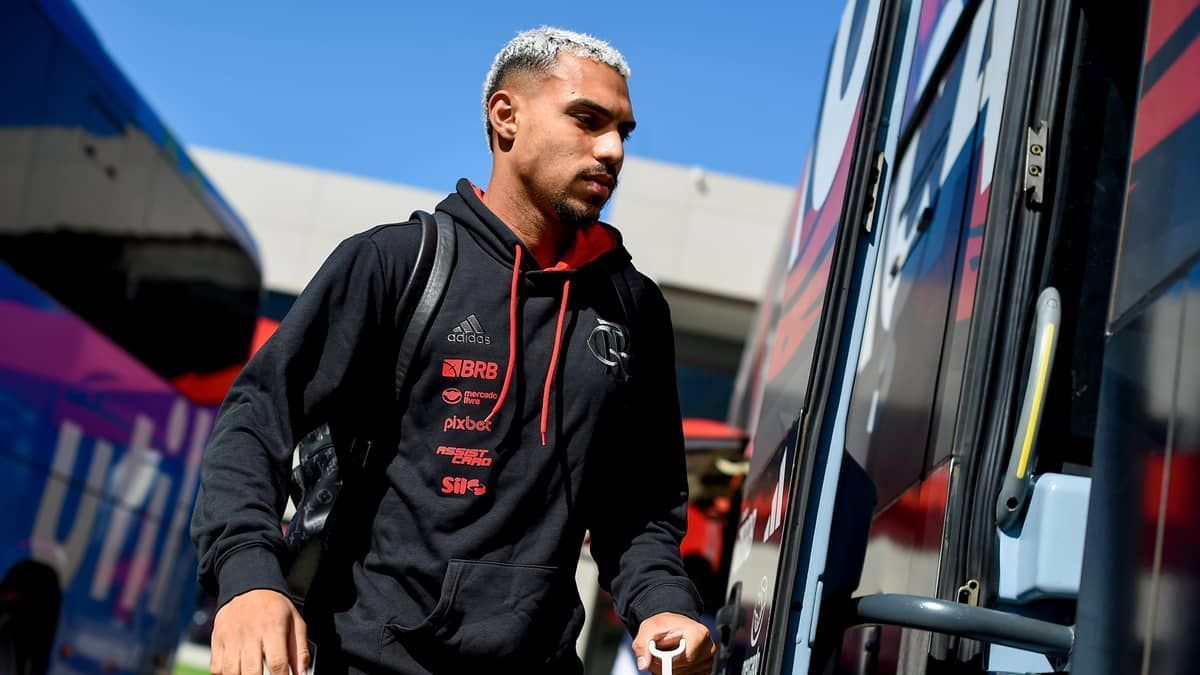 Corinthians faz proposta oficial por lateral do Flamengo