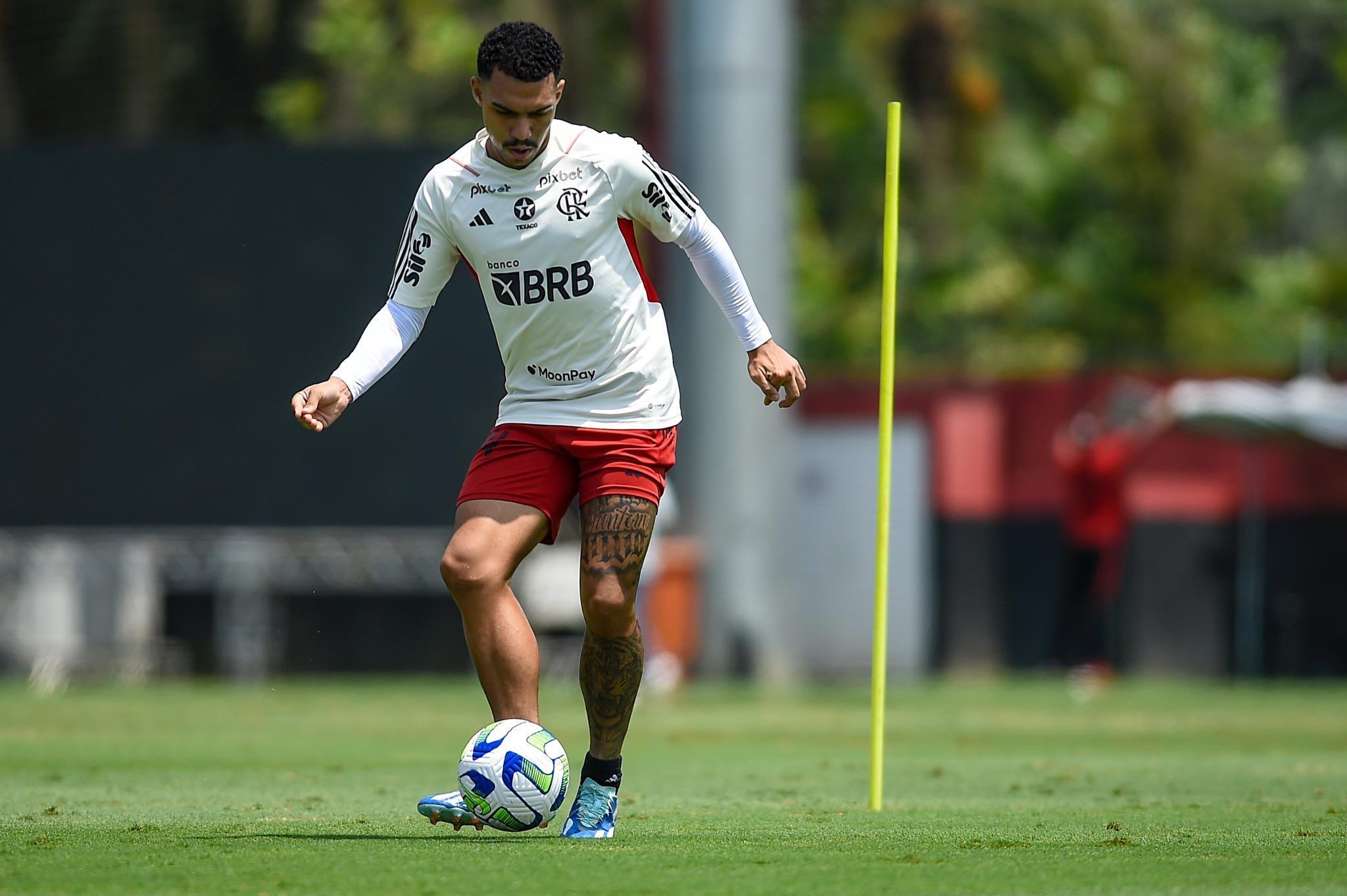 Matheuzinho volta ao Flamengo cobiçado e com o futuro incerto; entenda o cenário