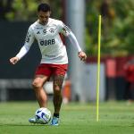Matheuzinho volta ao Flamengo cobiçado e com o futuro incerto; entenda o cenário