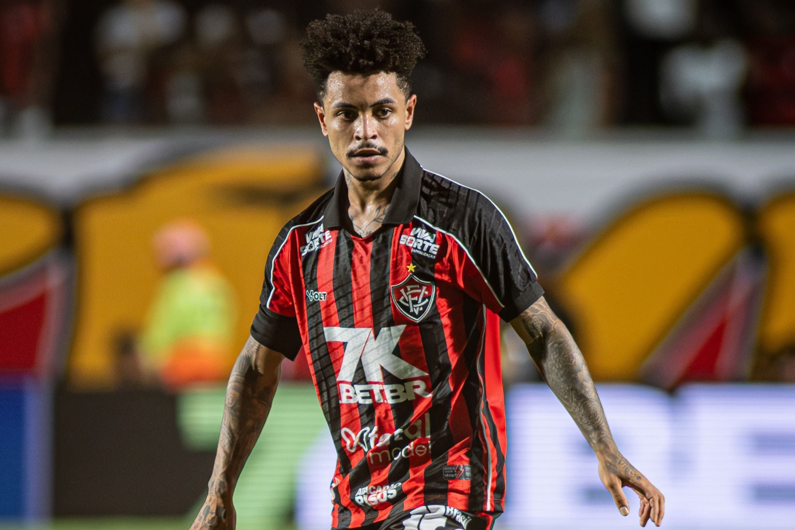 Matheuzinho admite dificuldades físicas e analisa derrota do Vitória no Brasileiro