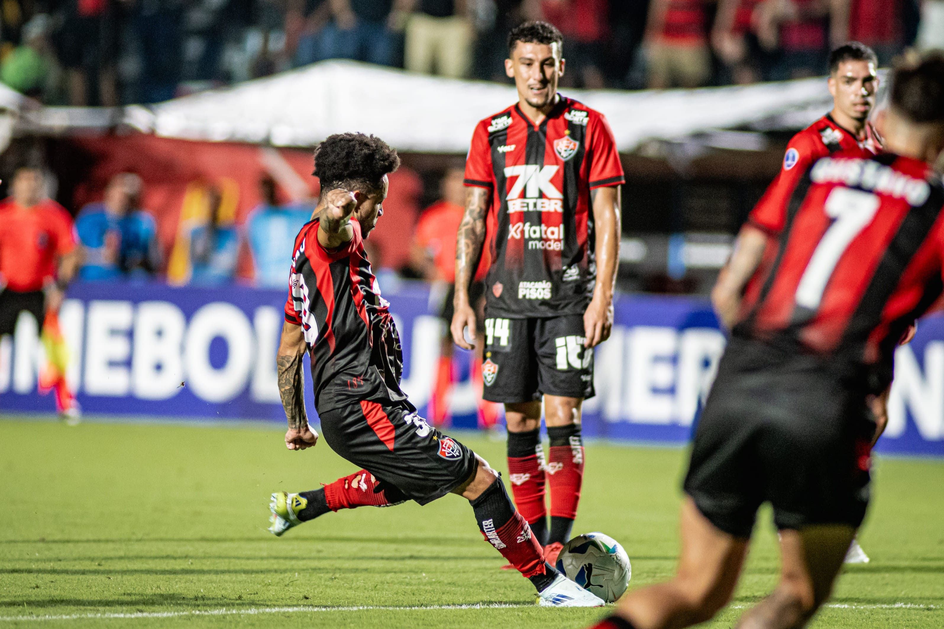 Vitória tropeça na estreia da Sul-Americana e empata com Universidad Católica