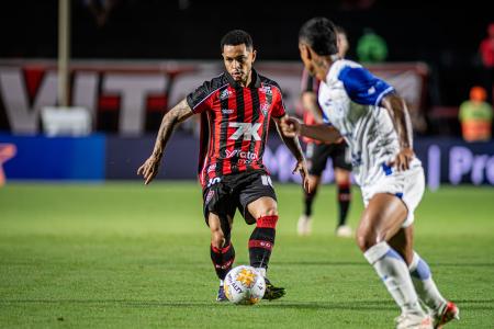Matheuzinho em ação pelo Vitória contra o Confiança