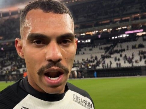Matheuzinho celebra assistência e jogada surpresa em gol do Corinthians