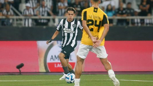 Matias Segovia, o Segovinha, em ação contra o Guaraní no jogo de ida da Sul-Americana