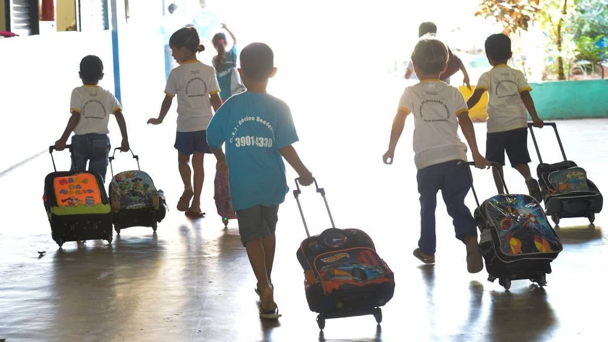 Número de matrículas escolares cresce no Brasil após fim de emergência da Covid-19