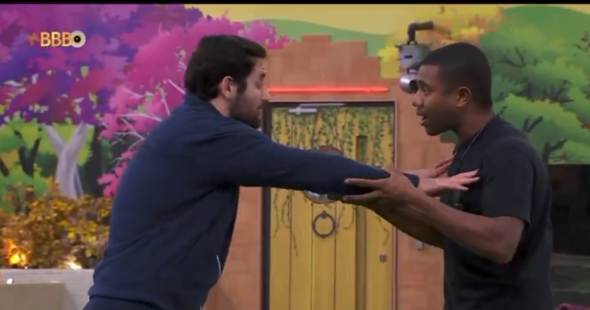 Matteus é alertado após afastar Davi com as mãos em briga no BBB 24