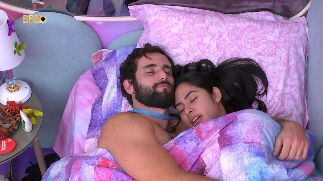 Matteus e Isabelle trocam carícias debaixo do edredom no BBB 24
