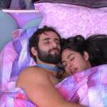 Matteus e Isabelle trocam carícias debaixo do edredom no BBB 24