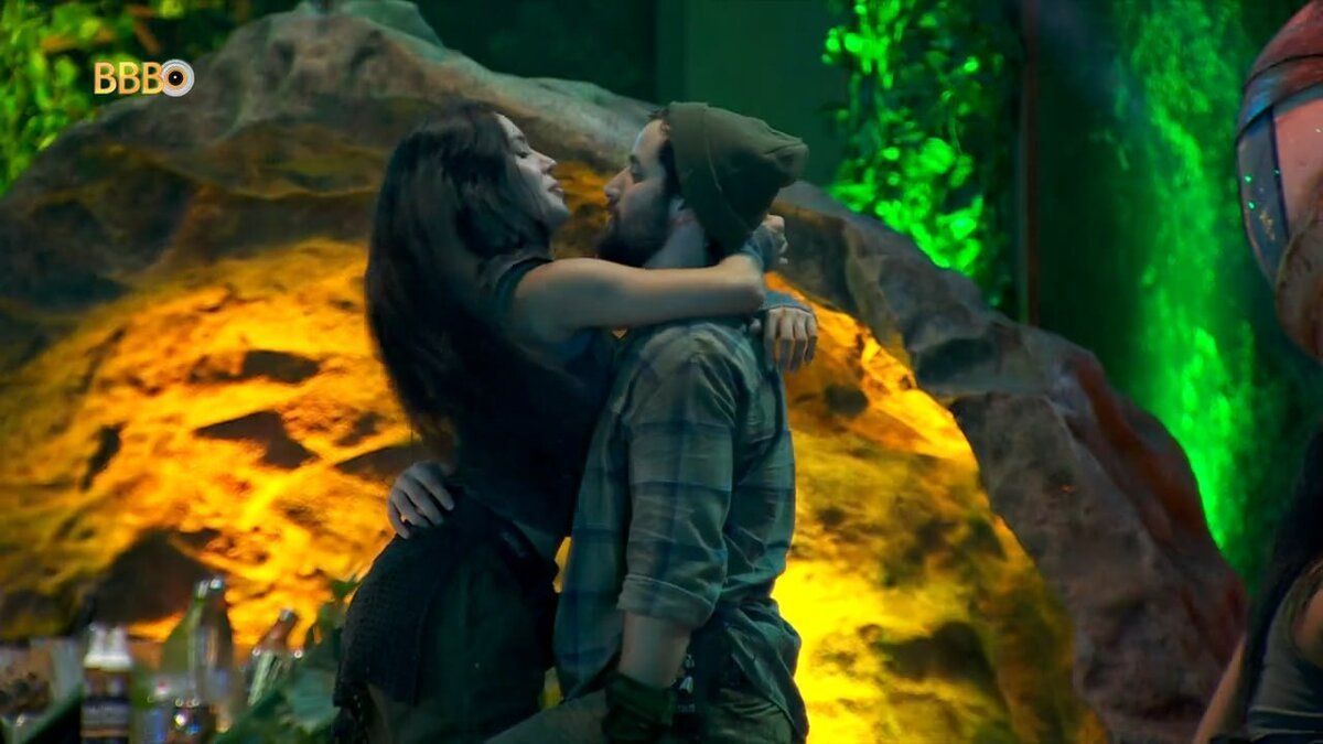 Isabelle e Matteus trocam beijos e carícias em festa do BBB 24; veja