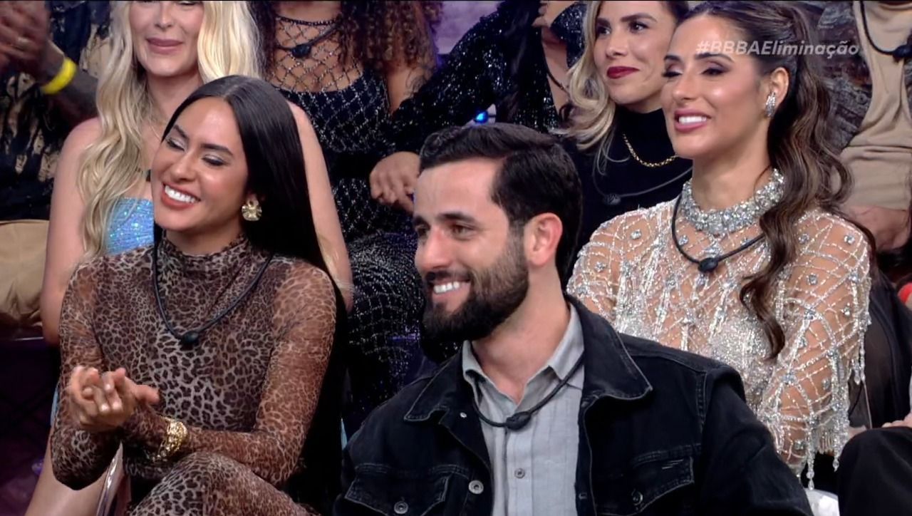 Climão? Matteus assiste beijos de Deniziane e Isabelle no BBB 24 ao lado das sisters