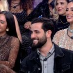 Climão? Matteus assiste beijos de Deniziane e Isabelle no BBB 24 ao lado das sisters