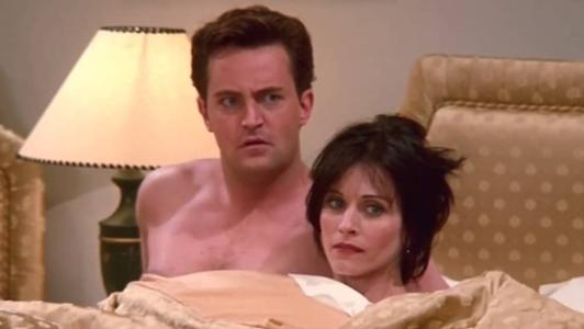 Matthew Perry e Courteney Cox como Chandler Bing e Monica Geller em 'Friends'