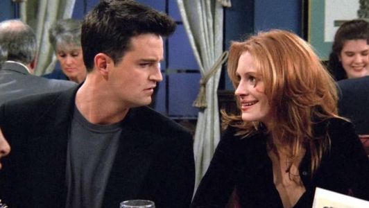 Matthew Perry e Julia Roberts em 'Friends'