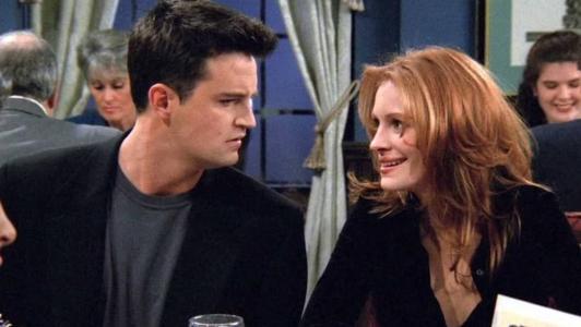 Matthew Perry e Julia Roberts em 'Friends'