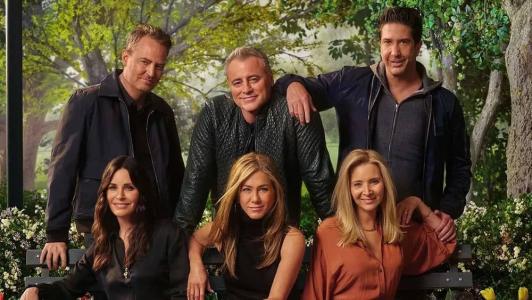 Matthew Perry, Matt LeBlanc, David Schwimmer, Courteney Cox, Jennifer Aniston e Lisa Kudrow em foto do especial de reunião de 'Friends'